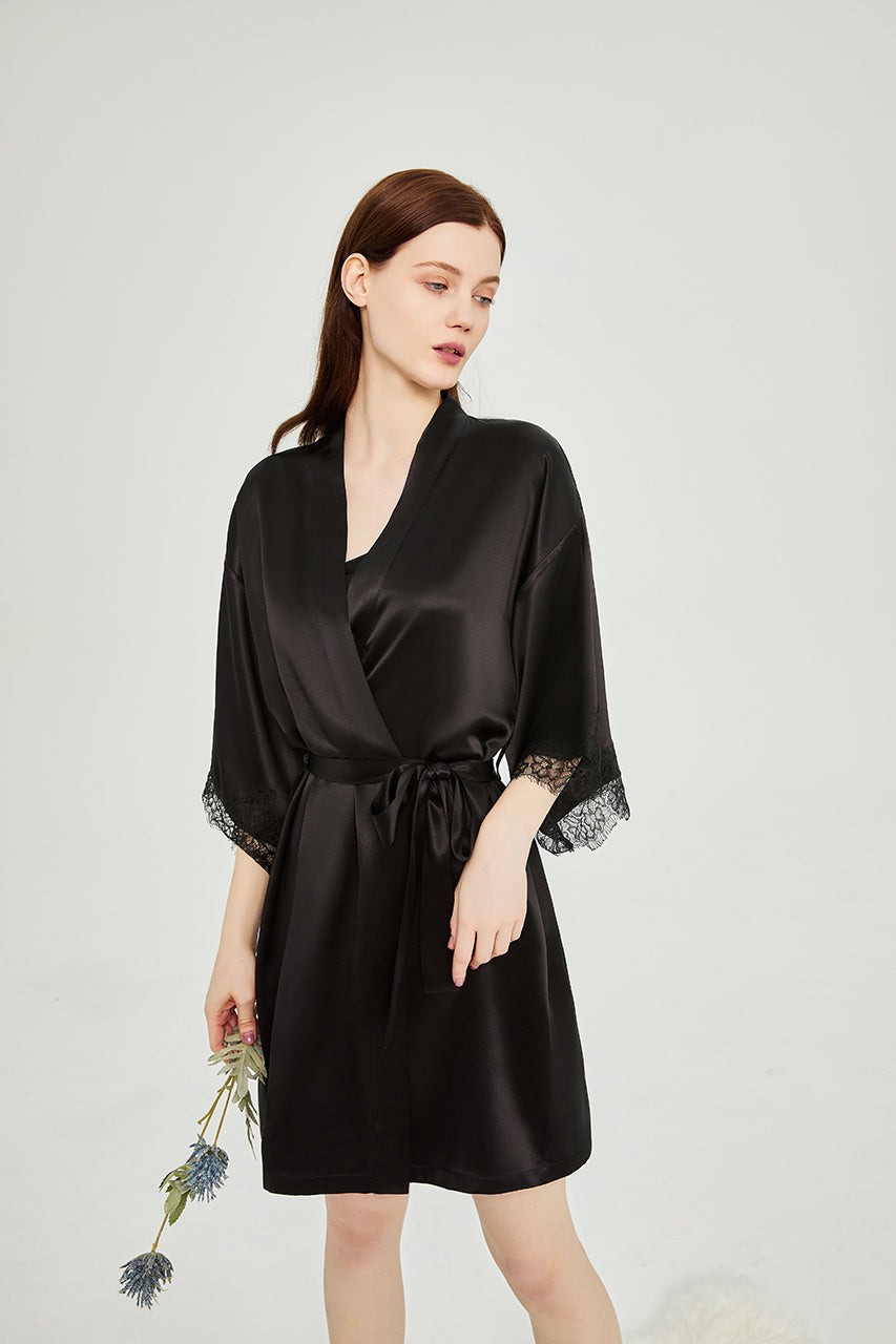 Elegante camisón de seda con encaje