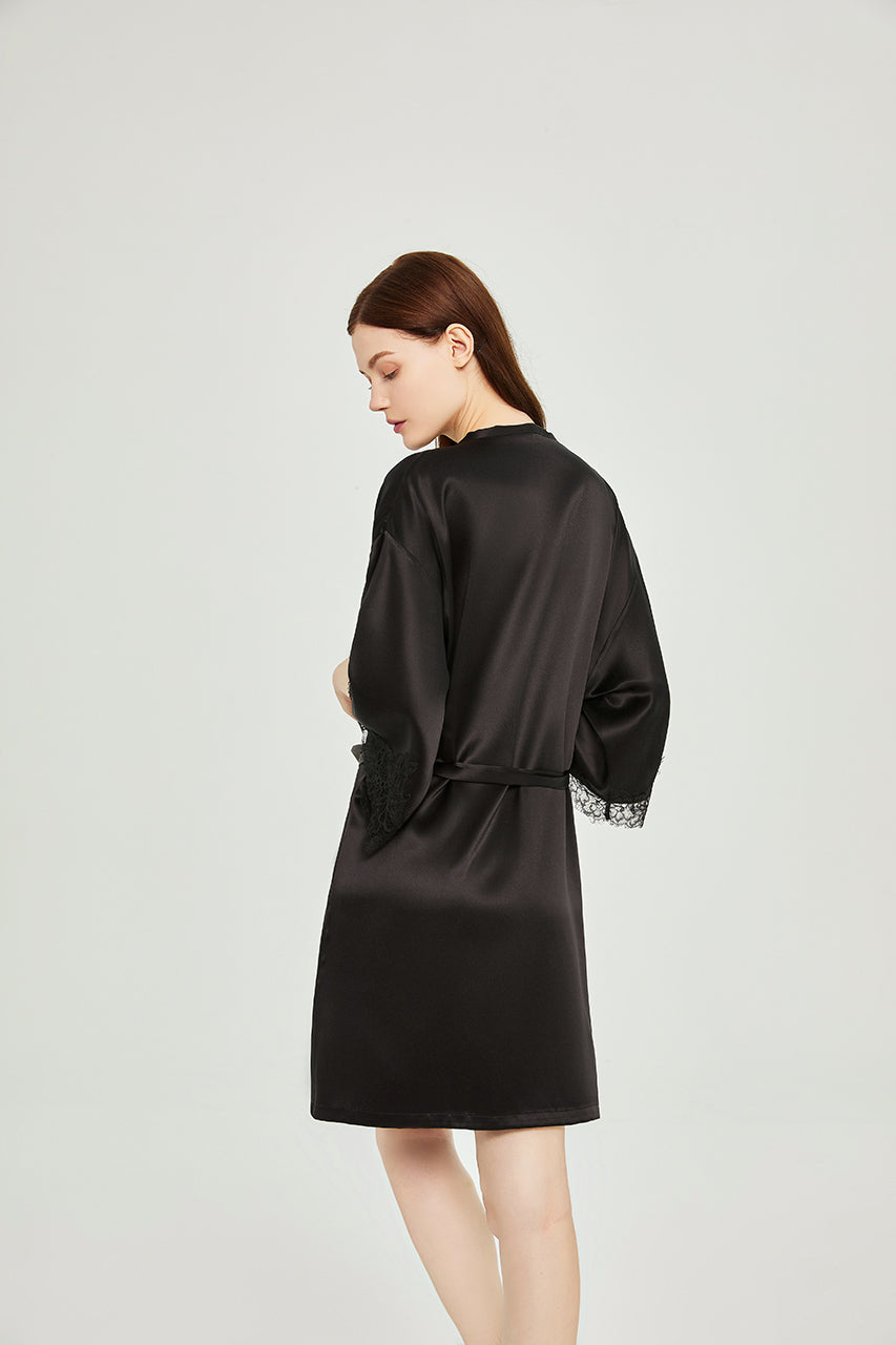 Elegante camisón de seda con encaje