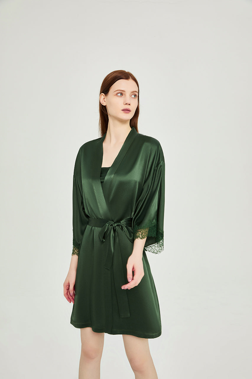 Elegante camisón de seda con encaje