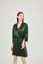 Elegante camisón de seda con encaje