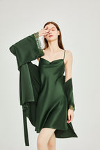 Elegante camisón de seda con encaje