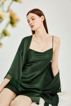 Elegante camisón de seda con encaje
