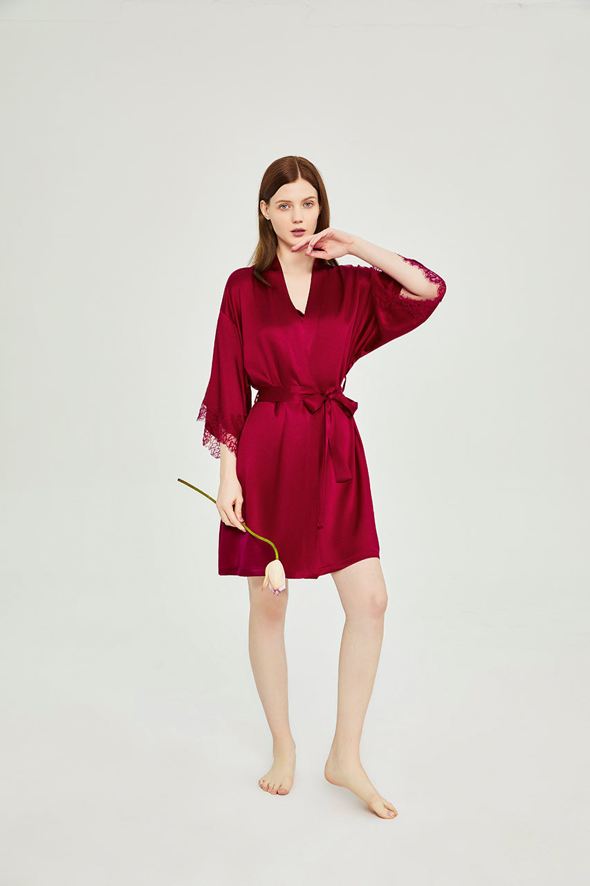 Elegante camisón de seda con encaje