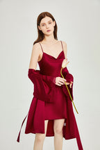 Elegante camisón de seda con encaje