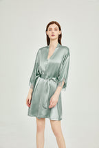 Elegante camisón de seda con encaje