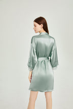 Elegante camisón de seda con encaje