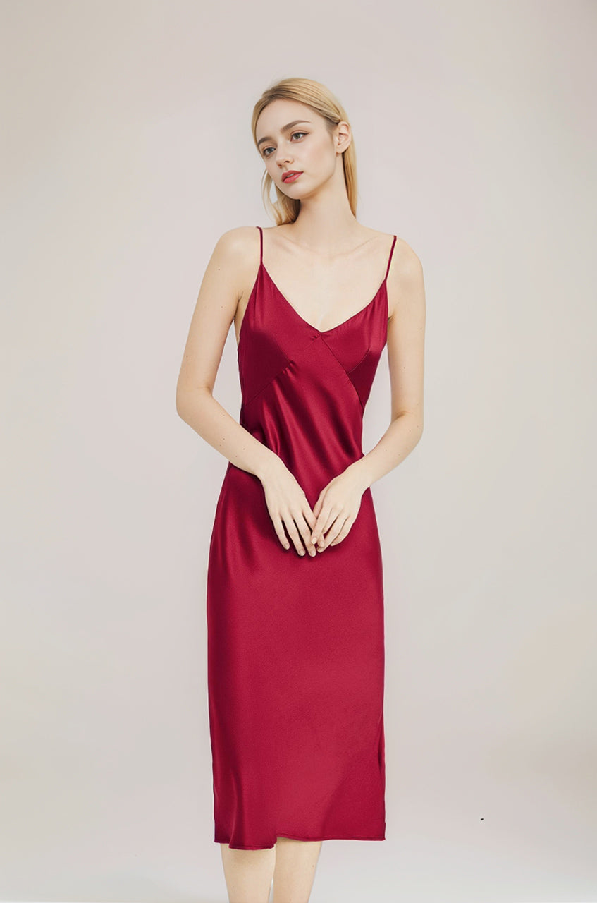 Camisón clásico de seda con tirantes largos