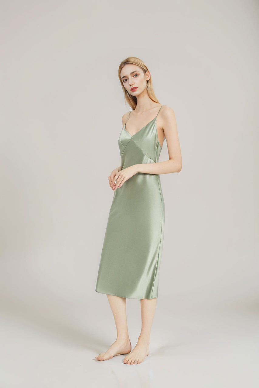 Camisón clásico de seda con tirantes largos