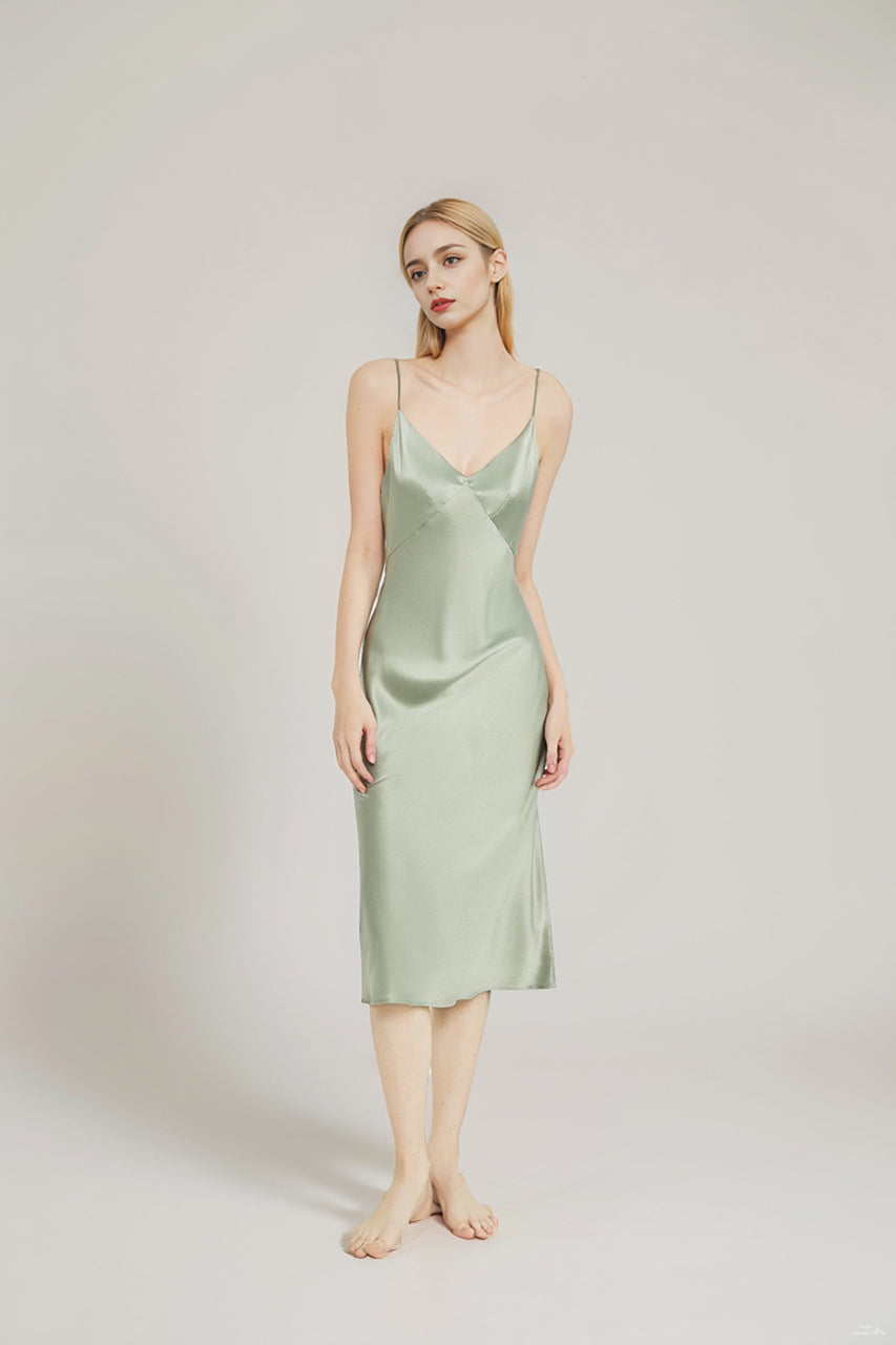 Camisón clásico de seda con tirantes largos