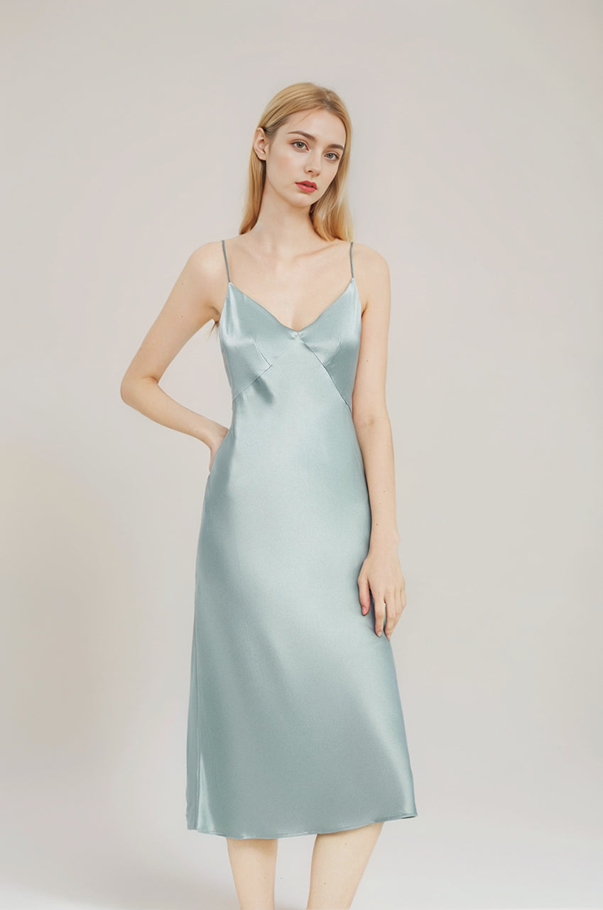 Camisón clásico de seda con tirantes largos