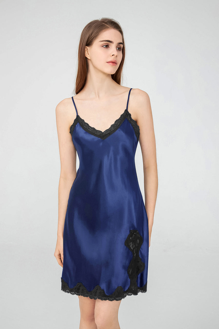 Camisón de encaje con abertura