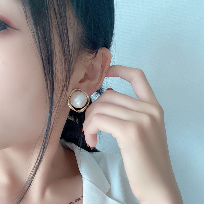 Luminous Ripple Pearl Stud Earrings4